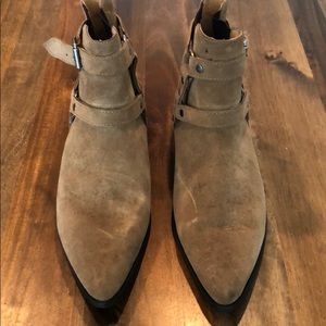 Chelsea boots in suede with harness/buckle